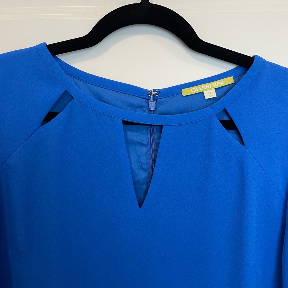 Gianni Bini shift dress with cutout detail at neck. - Picture 5 of 6